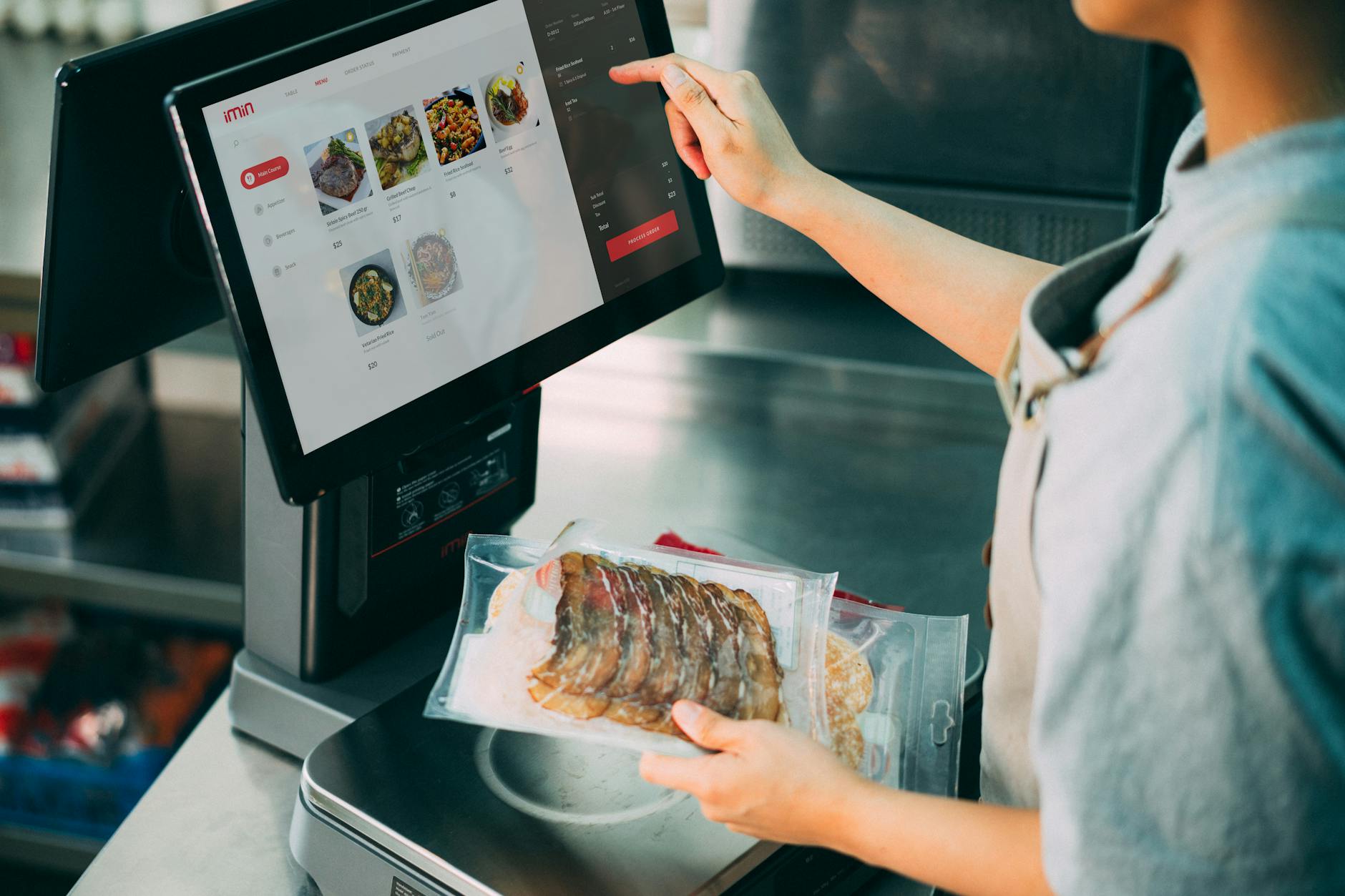 餐廳導入科技省人力：POS、機器人、AI 點餐系統完整比較
